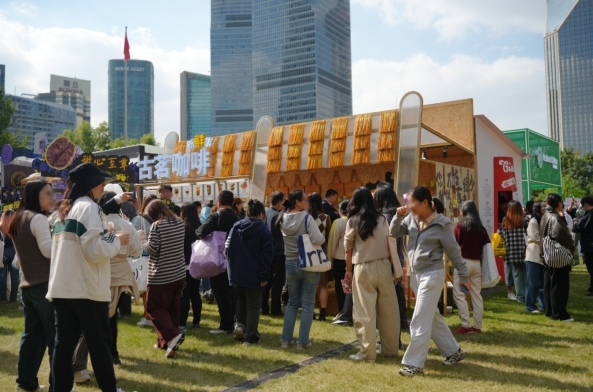 消费者在古茗咖啡展位前排队