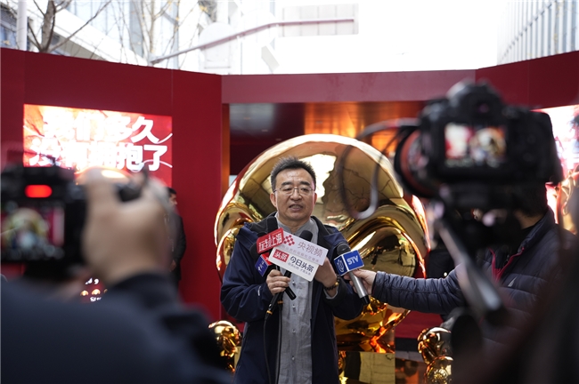 以“金”寄情,以“抱”拥暖,唤醒城市温度——中国金币“抱抱”主题快闪活动诠释东方情感哲学(图4)