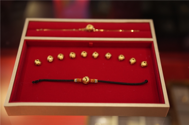 以“金”寄情,以“抱”拥暖,唤醒城市温度——中国金币“抱抱”主题快闪活动诠释东方情感哲学(图3)