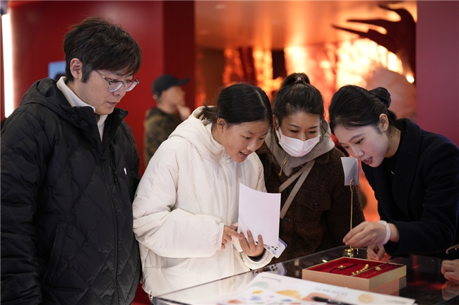 以“金”寄情,以“抱”拥暖,唤醒城市温度——中国金币“抱抱”主题快闪活动诠释东方情感哲学(图7)