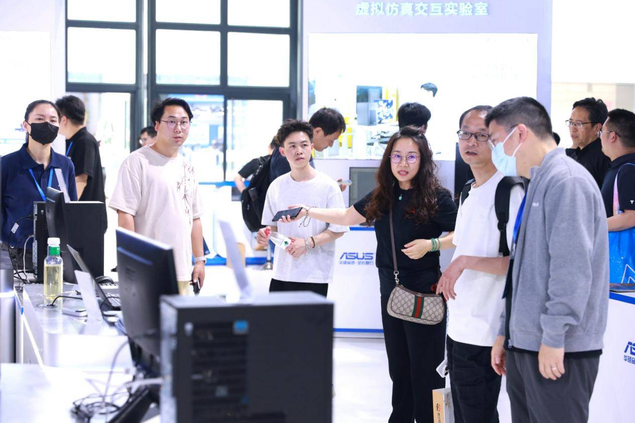 华硕商用亮相教育装备展：六大场景展示AI算力赋能教育数字化(图15)