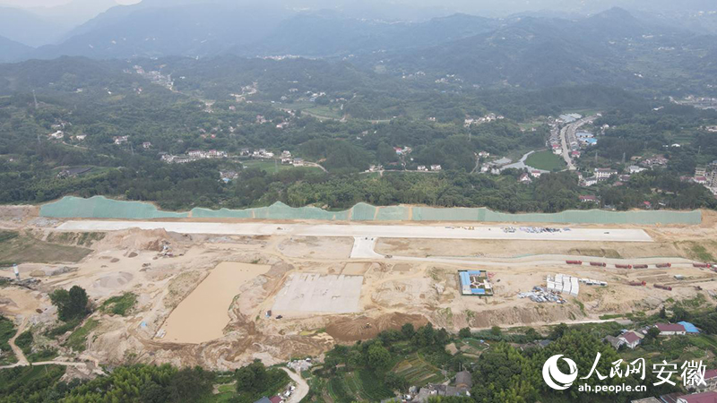 安庆民用无人驾驶航空试验基地（试验区）内的无人机跑道。人民网记者 王锐摄